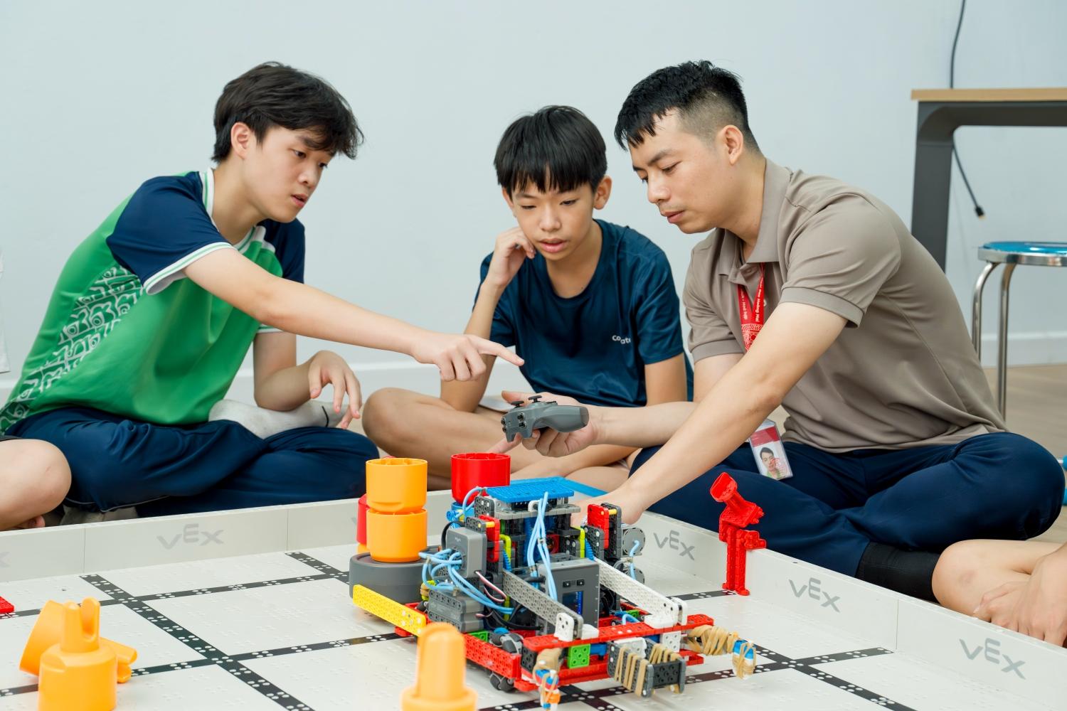 TỔ CHỨC TUYỂN CHỌN ĐỘI TUYỂN VEX IQ ROBOTICS: SẴN SÀNG NHẬP CUỘC CHINH PHỤC ĐẤU TRƯỜNG QUỐC TẾ 2025-2026