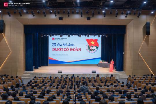 Sinh hoạt dưới cờ tháng 3: học sinh cấp THPT Ngôi sao Hoàng Mai “Tự hào tiến bước dưới cờ đoàn”