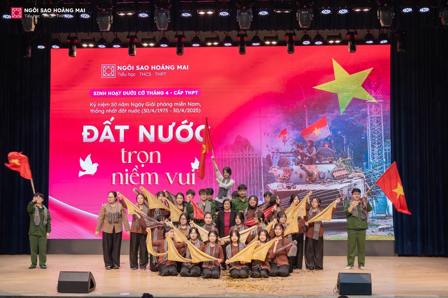 HÀO HÙNG TINH THẦN DÂN TỘC TRONG BUỔI SINH HOẠT DƯỚI CỜ CẤP THPT THÁNG 4: “ĐẤT NƯỚC TRỌN NIỀM VUI”