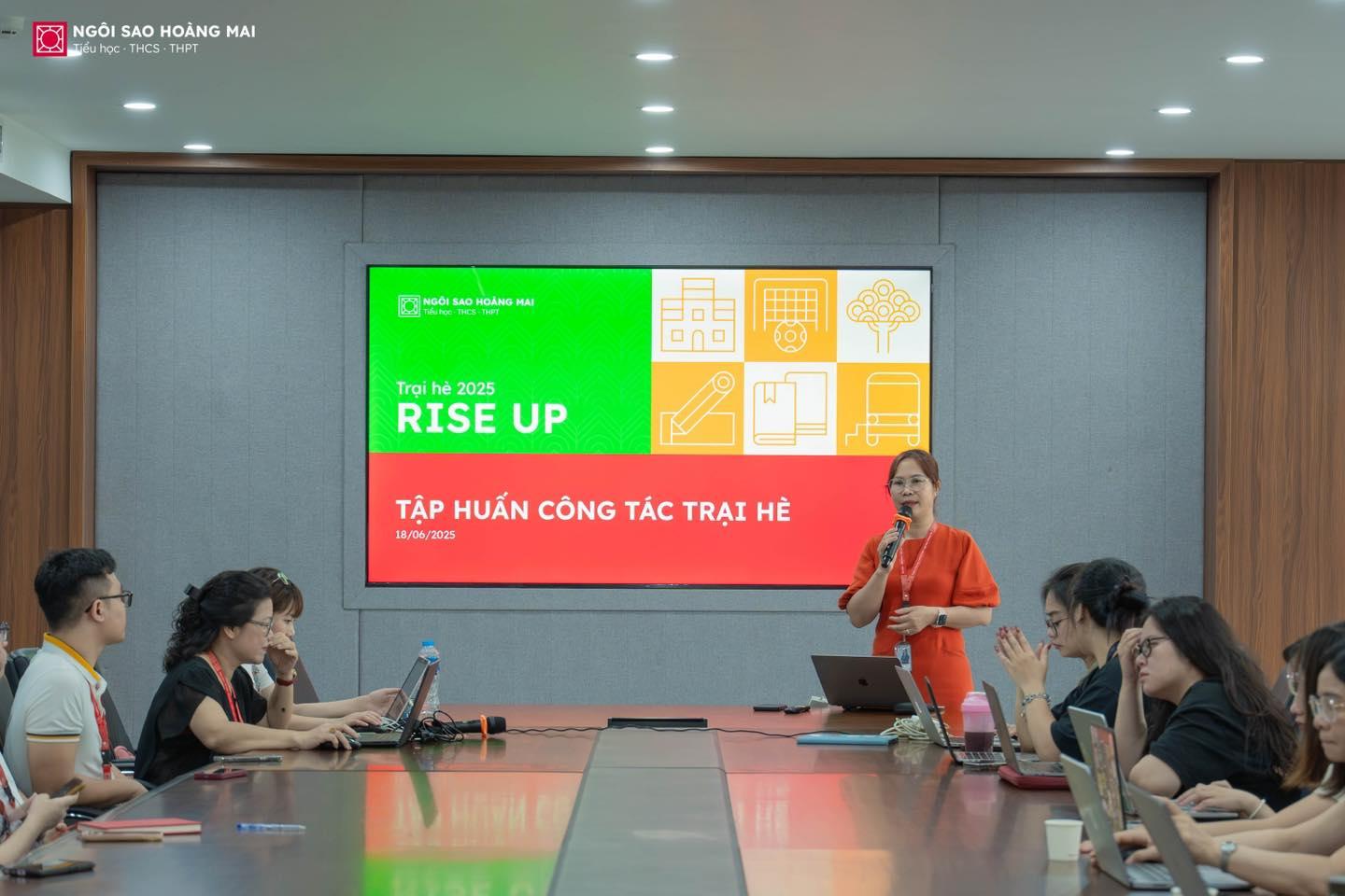 TẬP HUẤN TRẠI HÈ “RISE UP 2025”: GẦN 320 GIÁO VIÊN NGÔI SAO HOÀNG MAI SẴN SÀNG HÀNH TRANG CHO MÙA HÈ BỨT PHÁ