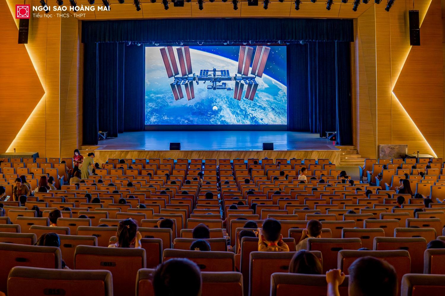 [RISE UP 2025_MOVIE DAY] CHUYẾN XE KHOA HỌC KỲ THÚ - KHÁM PHÁ TRẠM VŨ TRỤ CÙNG HỌC SINH KHỐI 1