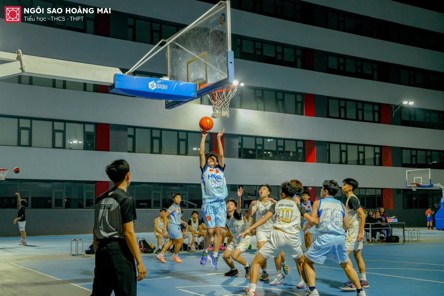 Đội tuyển bóng rổ THPT Ngôi sao Hoàng Mai với màn chào sân tại giải đấu VSBL năm học 2024 - 2025