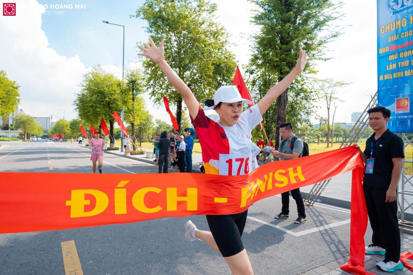 RINH 7 GIẢI THƯỞNG RỰC RỠ – THẦY TRÒ NGÔI SAO HOÀNG MAI TỰ HÀO TỎA SÁNG TẠI CHUNG KẾT GIẢI CHẠY “VÌ HÒA BÌNH 2025”